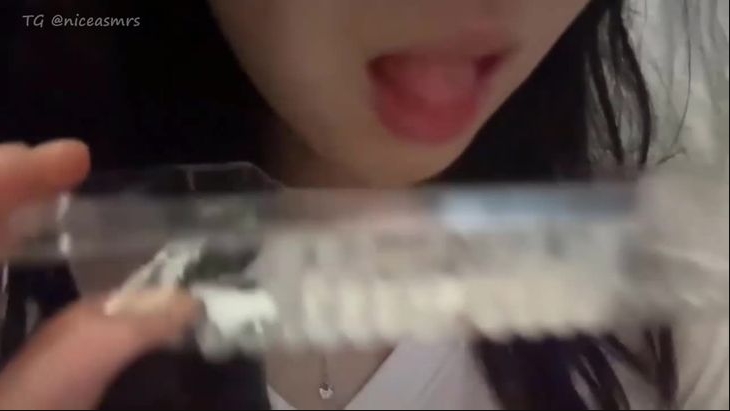觉觉不困 舔酸奶