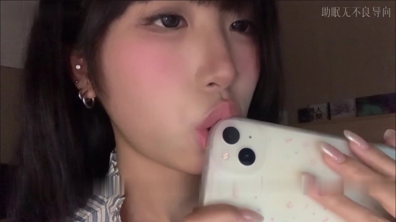 小0觉觉猪 啃手机