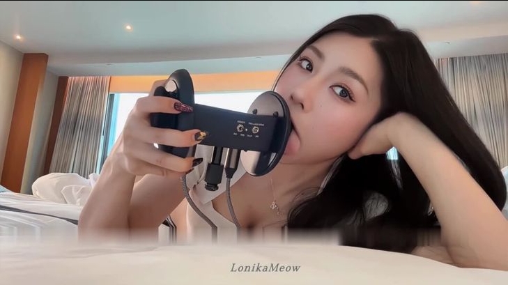 LonikaMeow ASMR 舔耳